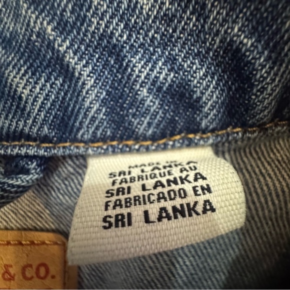 Levi's Classic Denim Jacket in Blue - Picture 3 of 5